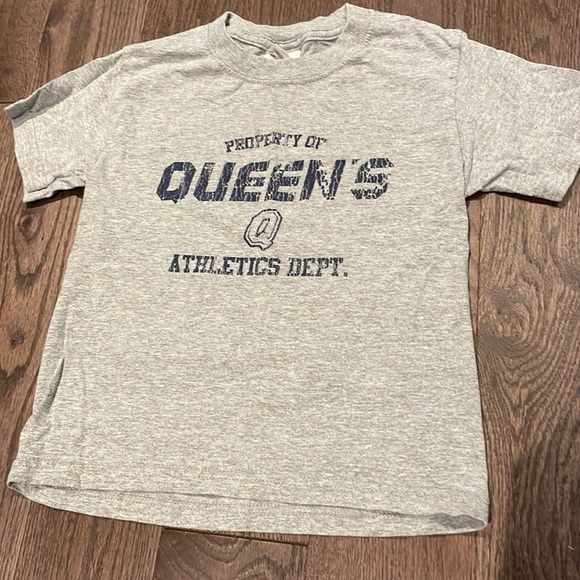 Queen’s University sz 2-4 youth Tshirt - Picture 1 of 5